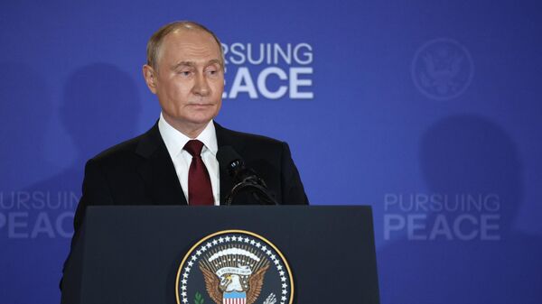 Президент РФ Владимир Путин на пресс-конференции по итогам переговоров с президентом США Дональдом Трампом на Аляске. 