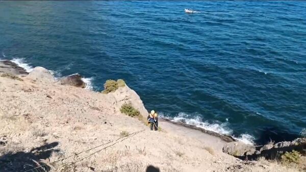 В Крыму спасателям пришлось снимать женщину с опасной скалы