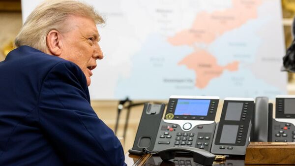 Дональд Трамп говорит по телефону с Владимиром Путиным во время встречи с европейскими лидерами.