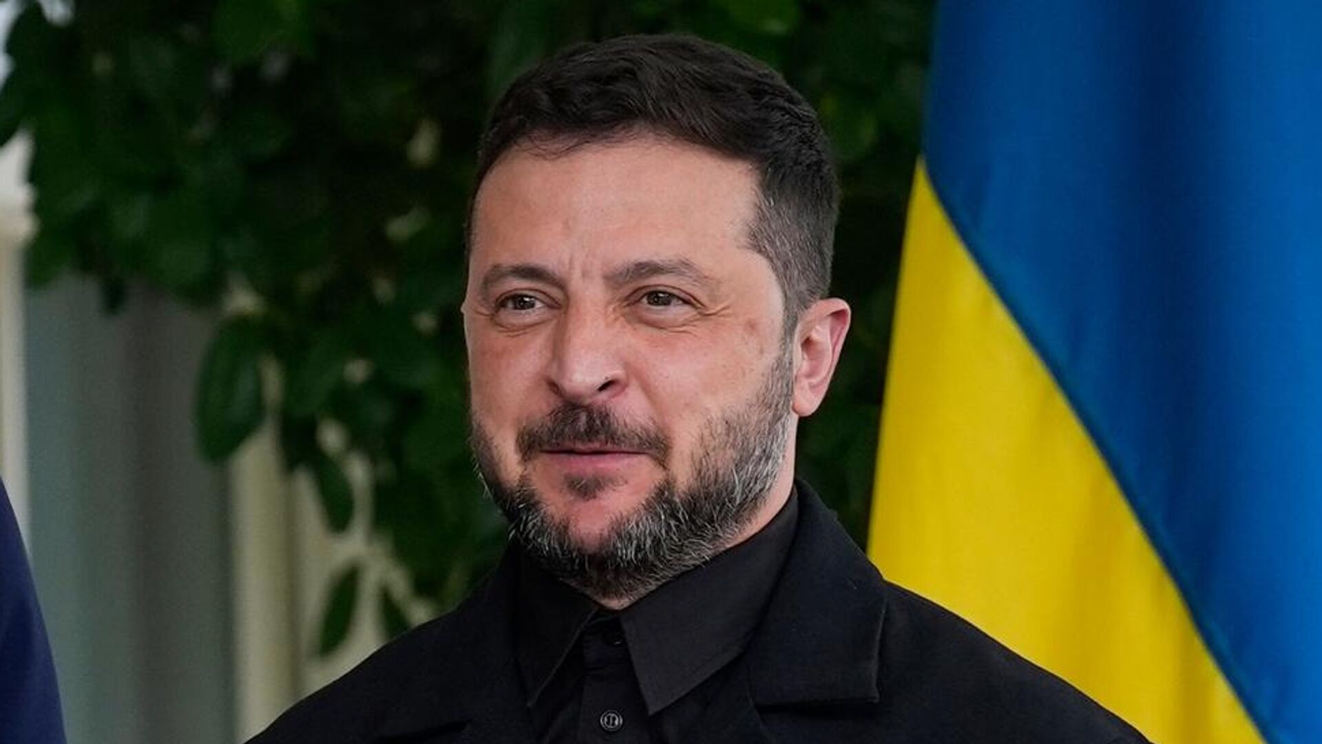 Зеленский прибыл в Белый дом на встречу с президентом США Трампом - РИА Новости, 1920, 25.11.2025