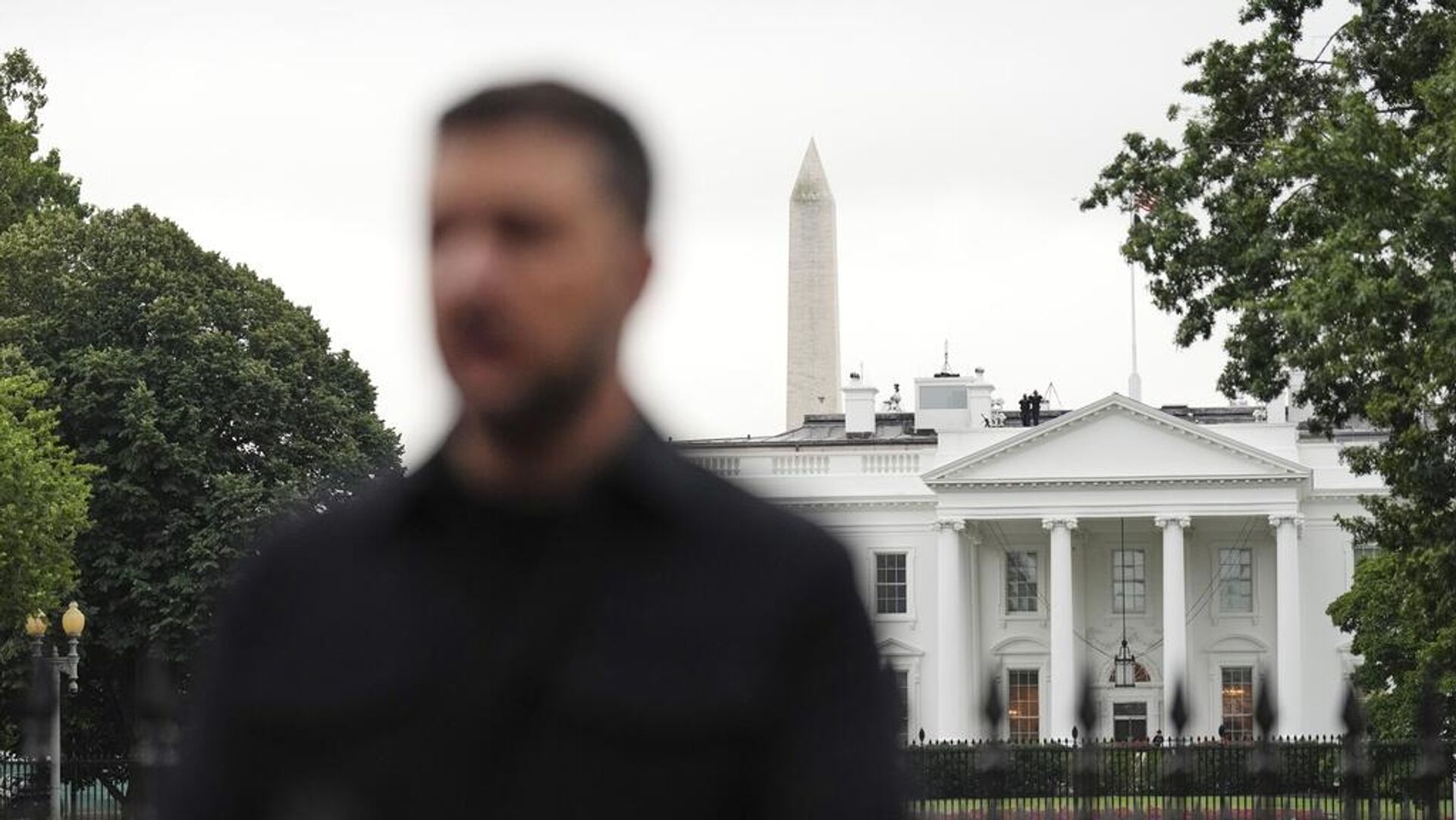 Владимир Зеленский выступает в парке Лафайет напротив Белого дома - РИА Новости, 1920, 29.11.2025