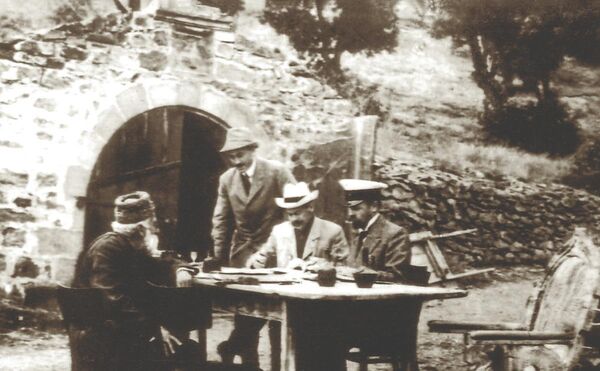 Знатные гости наносят визит основателю имения Новый Свет Льву Голицыну