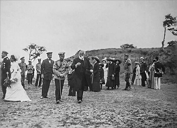 Лев Сергеевич Голицын ведет семью императора к винным подвалам