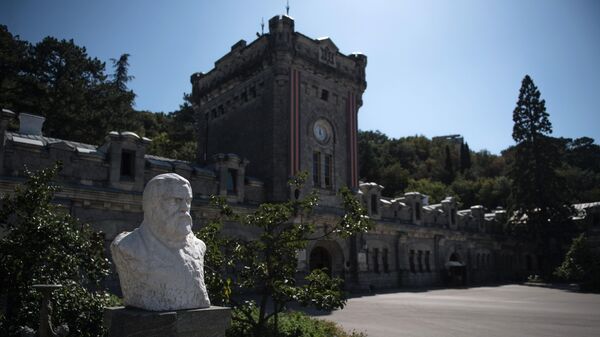 Памятник князю, основоположнику виноделия в Крыму Льву Голицыну на территории винодельческого завода Массандра в Крыму.