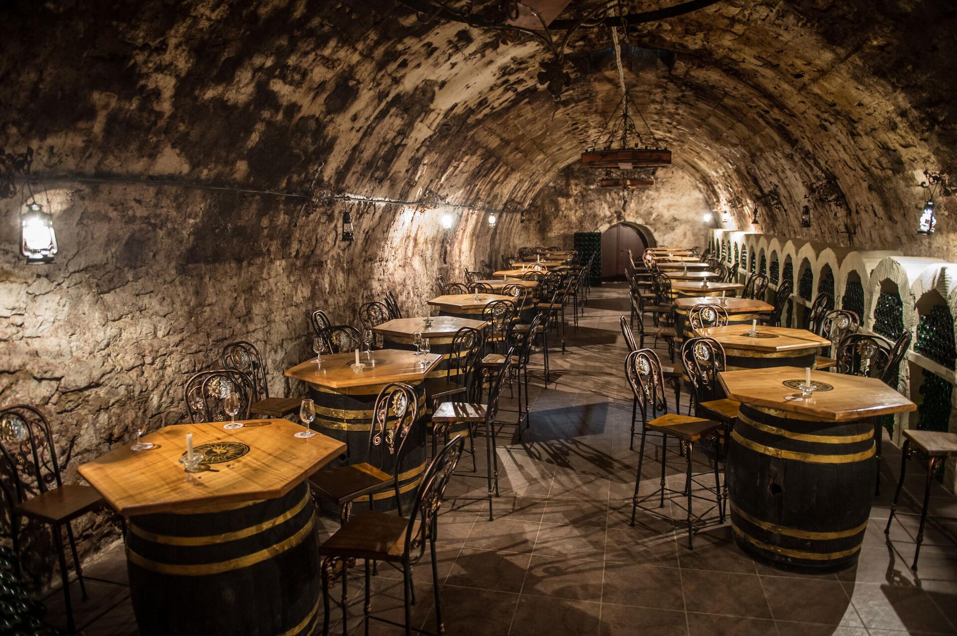 Зал дегустации на заводе шампанских вин Новый Свет в Крыму - ранее подвал под новым домом Голицыных - РИА Новости, 1920, 19.08.2025