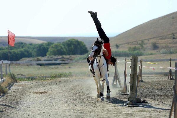 Инна Малышева джигитует на лошади