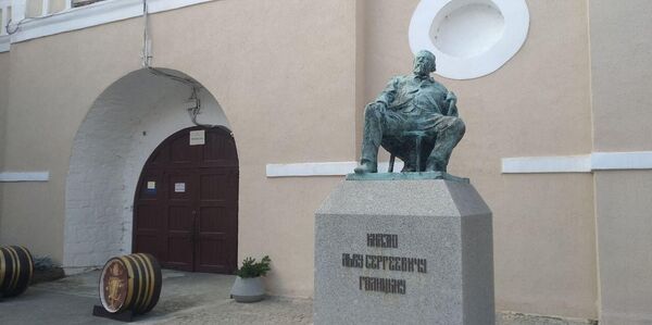 Памятник Льву Голицыну около подвалов в Новом Свете