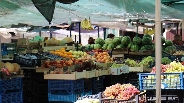 Овощи и фрукты на рынке