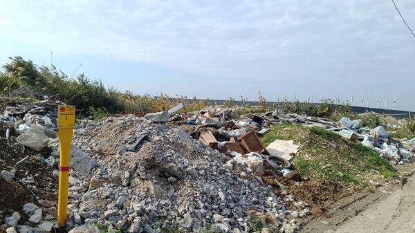 В Феодосии ликвидируют две несанкционированные свалки