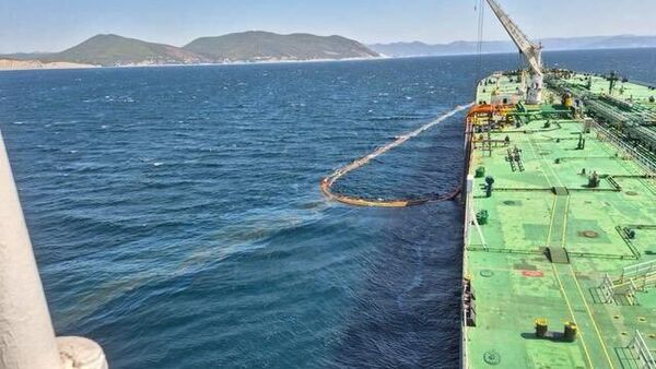 Утечка нефти в порту Новороссийска