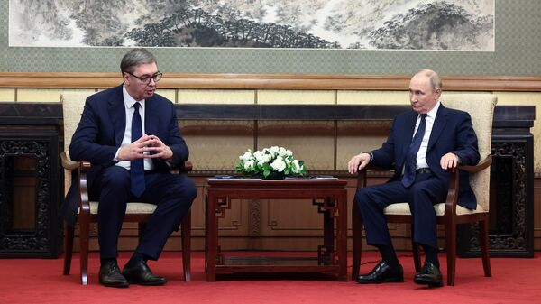 Президент РФ Владимир Путин и президент Сербии Александр Вучич (слева)