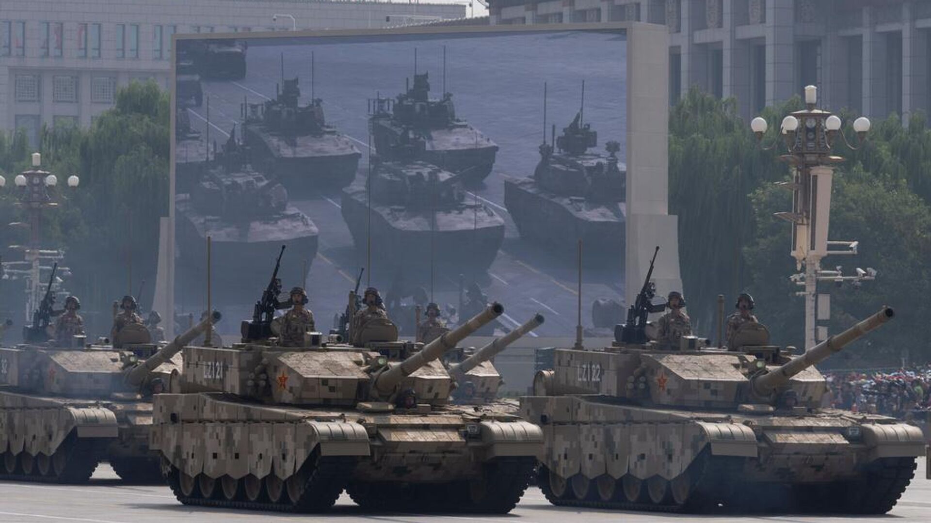 Танки проезжают во время военного парада в честь 80-й годовщины капитуляции Японии во Второй мировой войне, прошедшего перед воротами Тяньаньмэнь в Пекине в среду, 3 сентября 2025 года. (AP Photo/Ng Han Guan) - РИА Новости, 1920, 03.09.2025