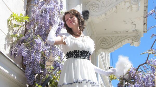 Научный сотрудник Ливадийского дворца Екатерина Новожилова в историческом платье своей работы эпохи модерна