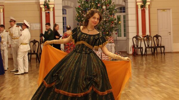 Рождественский бал. На Екатерине Новожиловой - платье эпохи кринолинов (1850-е годы), которое она сшила сама. 