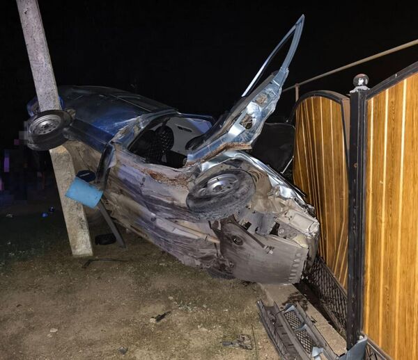 На Кубани ВАЗ завис на электроопоре после аварии