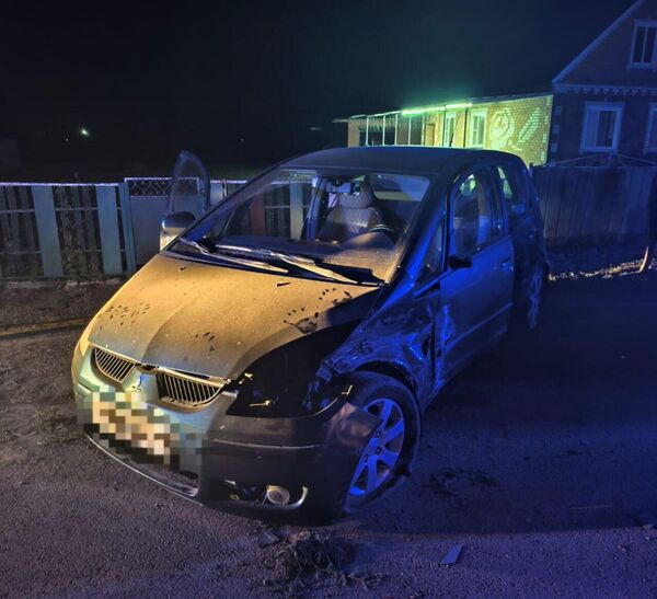 На Кубани ВАЗ завис на электроопоре после аварии