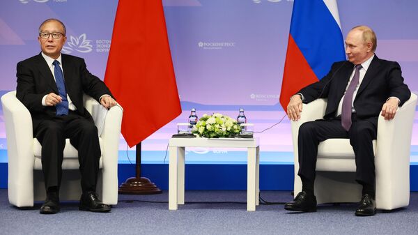 Президент РФ Владимир Путин и член политбюро Центрального комитета Коммунистической партии Китая, заместитель председателя постоянного комитета Всекитайского собрания народных представителей Ли Хунчжун (слева) во время встречи на полях Восточного экономического форума (ВЭФ) во Владивостоке