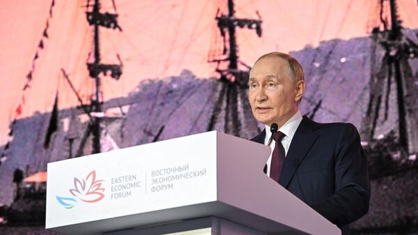 Президент РФ Владимир Путин на пленарной сессии Восточного экономического форума.