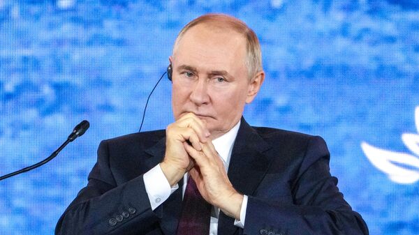 Президент РФ Владимир Путин на пленарной сессии Восточного экономического форума