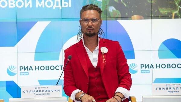 Модельер-дизайнер одежды, член Ассоциации фешен и бьюти-индустрии, амбассадор журнала Мировые лидеры Сильвериюш Станиславски