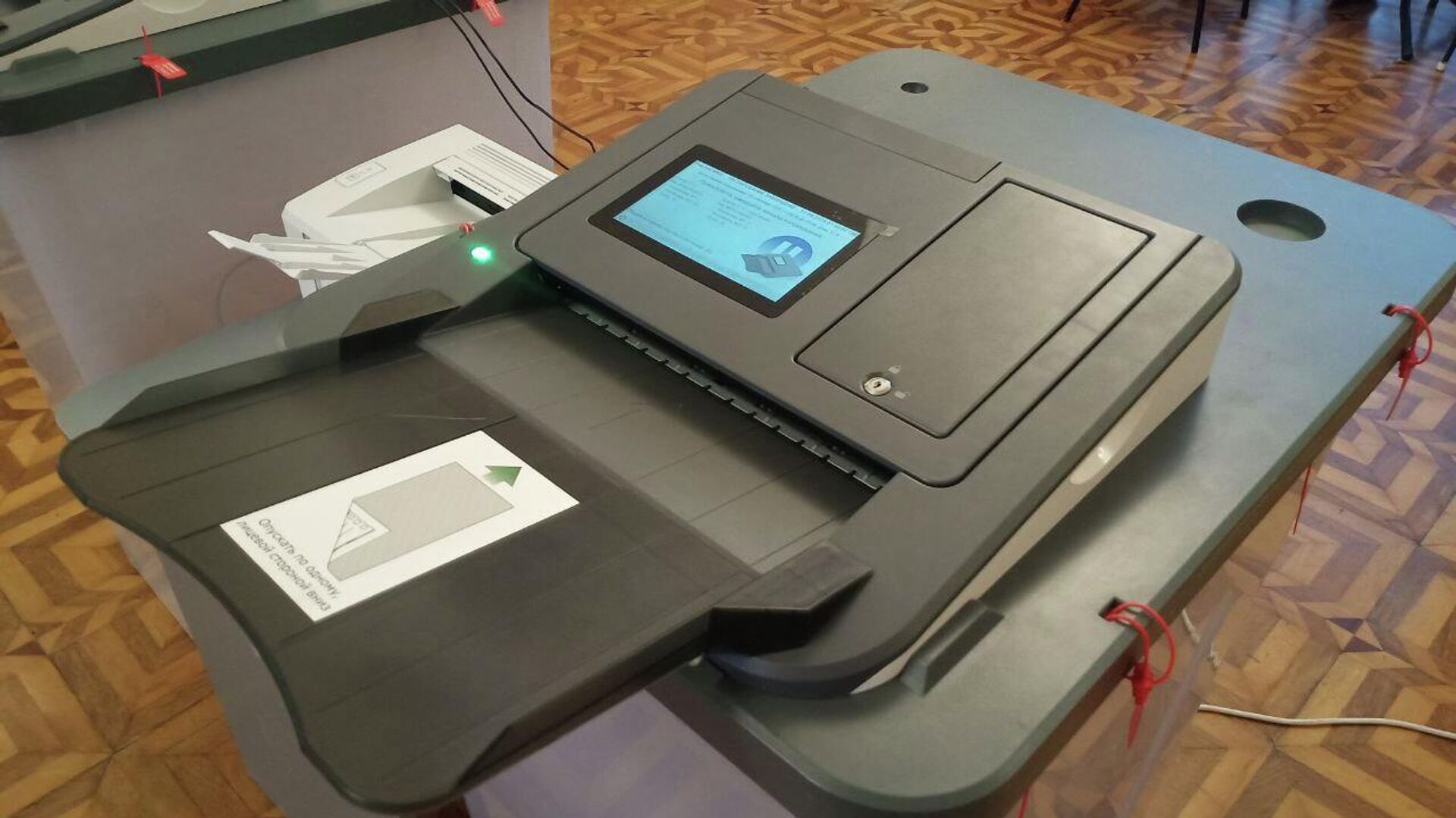 В Севастополе открылись избирательные участки на выборах губернатора В Севастополе открылись избирательные участки на выборах губернатора - РИА Новости, 1920, 12.09.2025