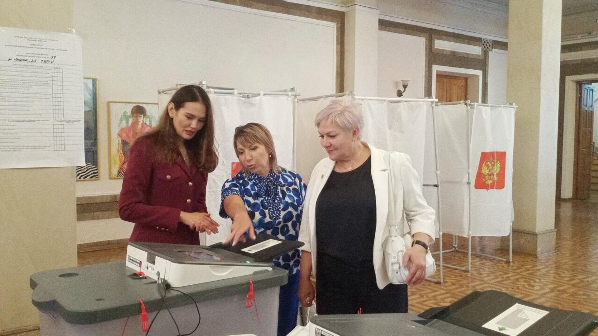 Председатель Севастопольской городской избирательной комиссии (СГИК) Нина Фаустова (слева) и председатель избиркома Запорожской области Галина Катющенко (в центре) на избирательном участке в Севастополе - РИА Новости, 1920, 12.09.2025