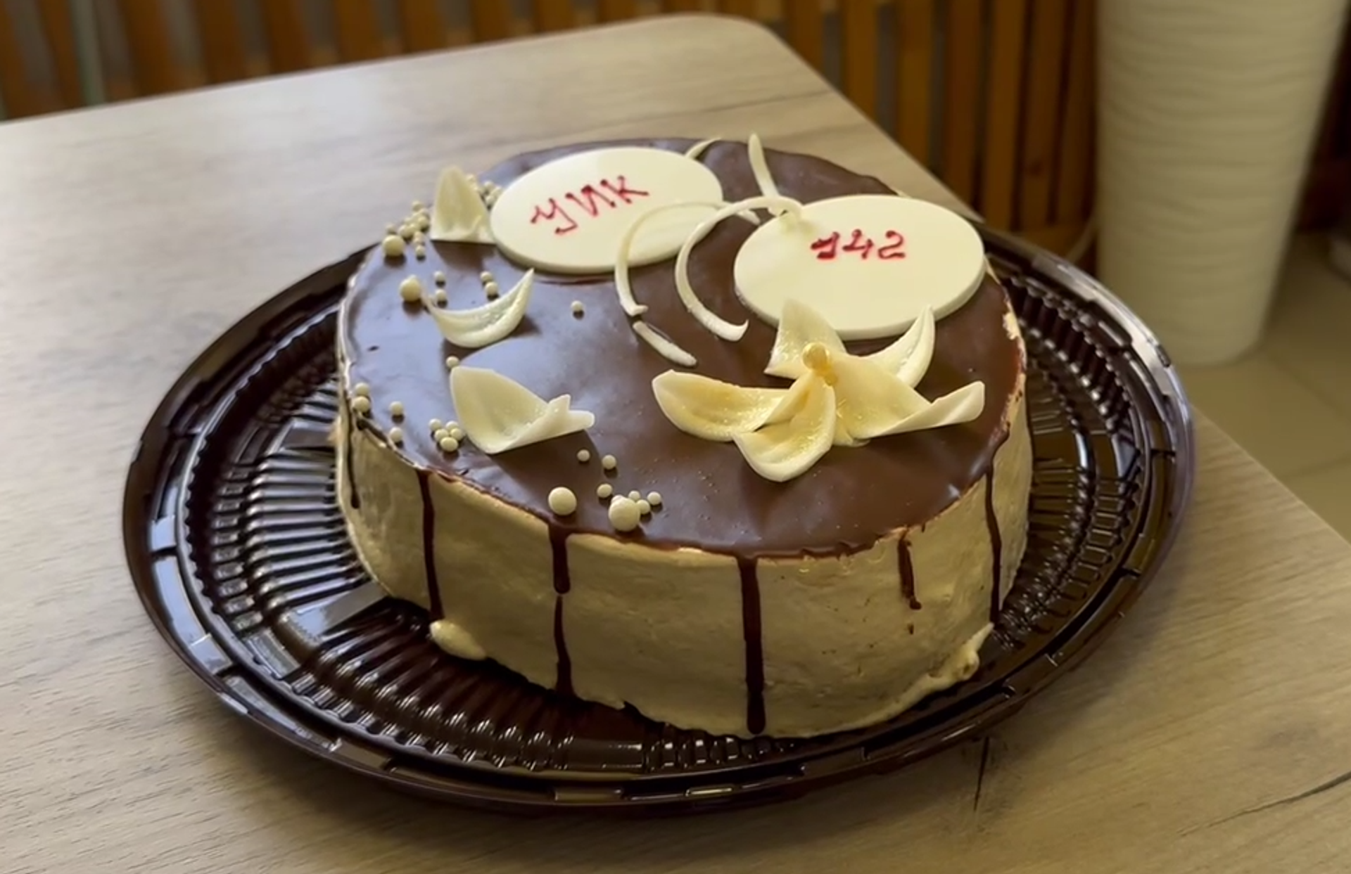 Первых избирателей на выборах в Севастополе встретили подарками и тортом - РИА Новости, 1920, 12.09.2025