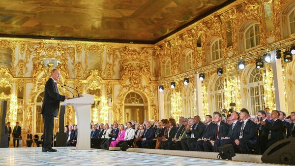 Президент РФ Владимир Путин выступает на XI Санкт-Петербургском международном форуме объединенных культур в Екатерининском дворце музея-заповедника Царское Село.