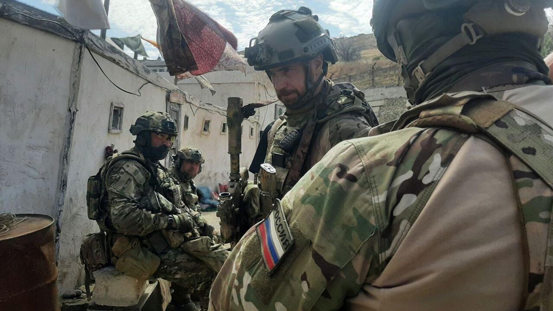 Главный герой (в центре): российский актер театра и кино Евгений Шириков играет бойца с позывным Аскет - РИА Новости, 1920, 16.09.2025