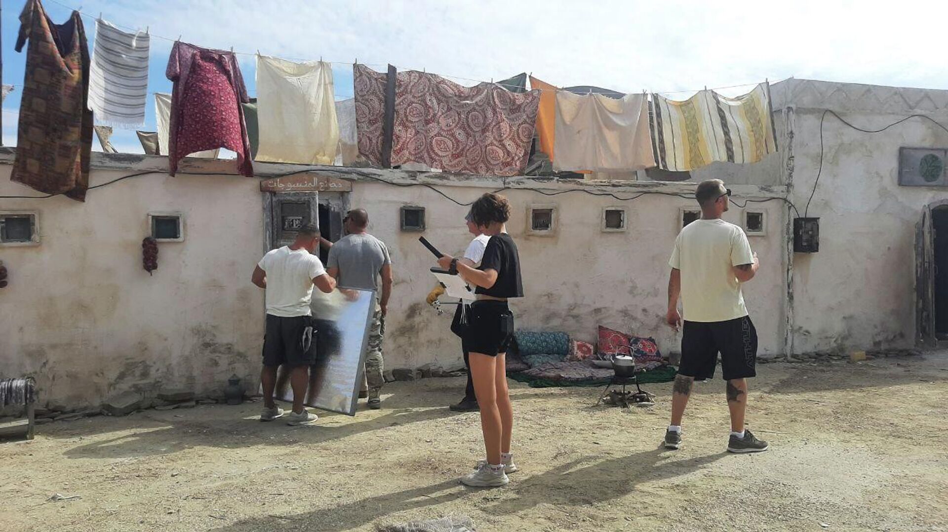 Съемки экшн-драмы Позывной Аскет: в крымских пейзажах построили настоящую сирийскую деревню - РИА Новости, 1920, 16.09.2025