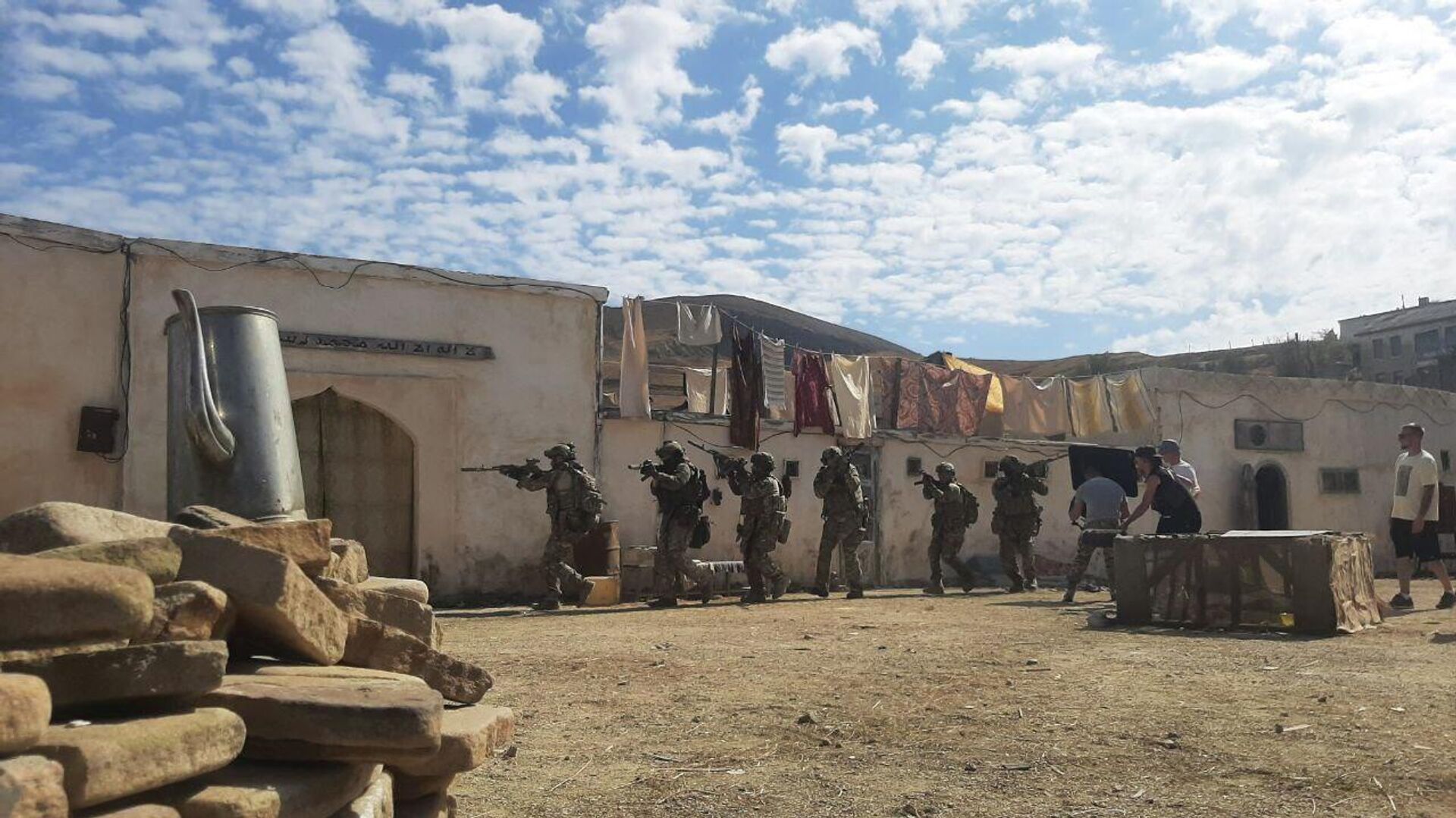 Съемки экшн-драмы Позывной Аскет в Крыму: бойцам спецназа РФ предстоит освободить заложников Съемки экшн-драмы Позывной Аскет в Крыму: бойцам спецназа РФ предстоит освободить заложников - РИА Новости, 1920, 16.09.2025