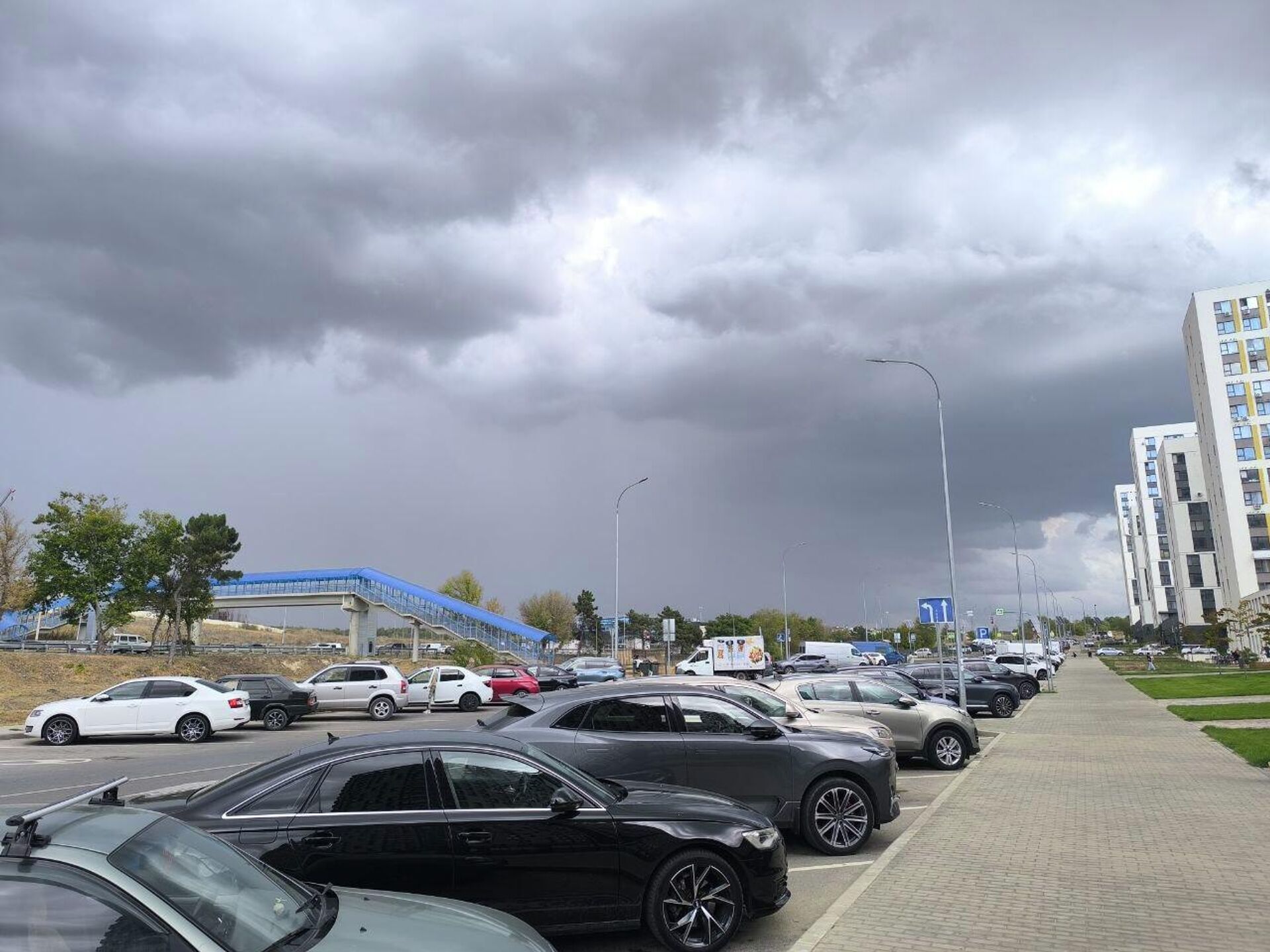 Тучи в Симферополе - РИА Новости, 1920, 16.09.2025