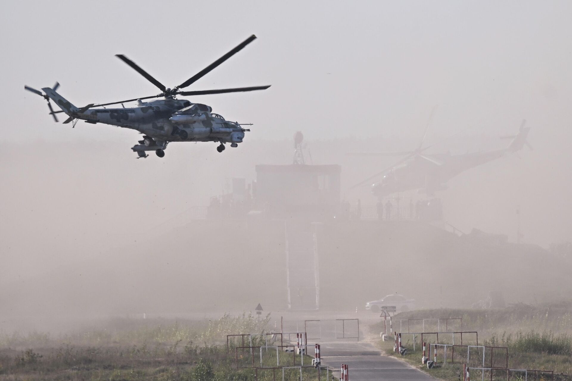 Совместное стратегическое учение России и Белоруссии Запад-2025 в Нижегородской области. Слева: вертолет Ми-24. - РИА Новости, 1920, 16.09.2025