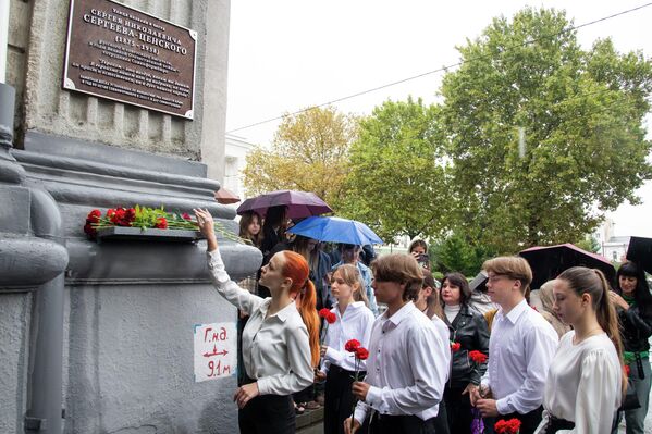 Возложение цветов к мемориальной доске Сергеева-Ценского Возложение цветов к мемориальной доске Сергеева-Ценского