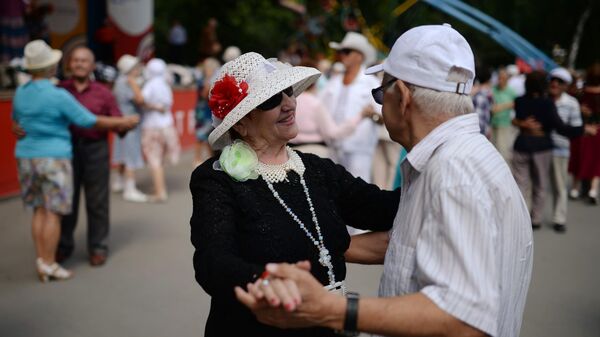 Пожилые люди танцуют 