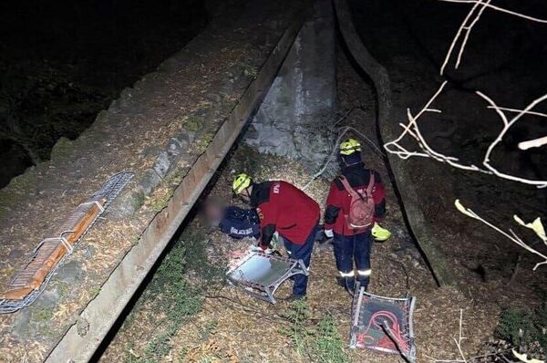 Сотрудники КРЫМ-СПАС эвакуировали мужчину из труднодоступного места в пгт. Ливадия