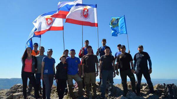 На самой высокой точке Чатыр-Дага подняли флаг Республики Крым