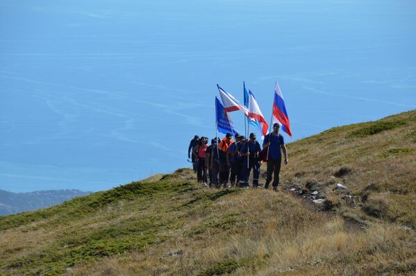 На самой высокой точке Чатыр-Дага подняли флаг Республики Крым На самой высокой точке Чатыр-Дага подняли флаг Республики Крым