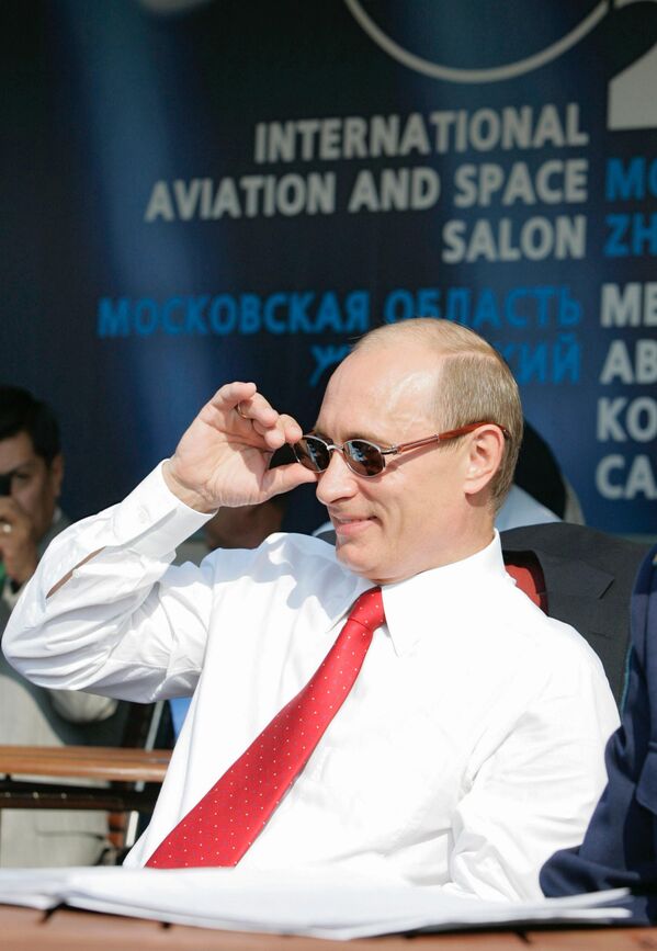 Президент России Владимир Путин на открытии восьмого Международного авиационно-космического салона МАКС-2007 в Жуковском