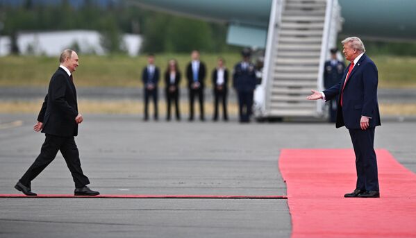 Президент РФ Владимир Путин и президент США Дональд Трамп (справа) во время встречи на военной базе Эльмендорф-Ричардсон на Аляске