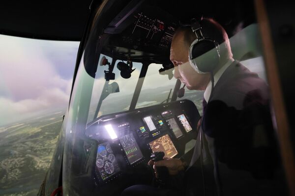 Президент РФ Владимир Путин в тренажере вертолета Ми-171А2