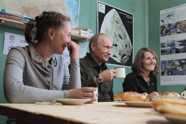 Председатель правительства РФ Владимир Путин на острове Самойловский во время чаепития