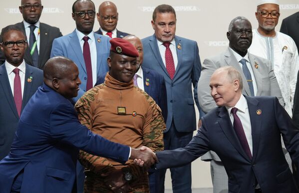  Президент РФ Владимир Путин во время совместного фотографирования с главами делегаций - участниками II Саммита Россия - Африка