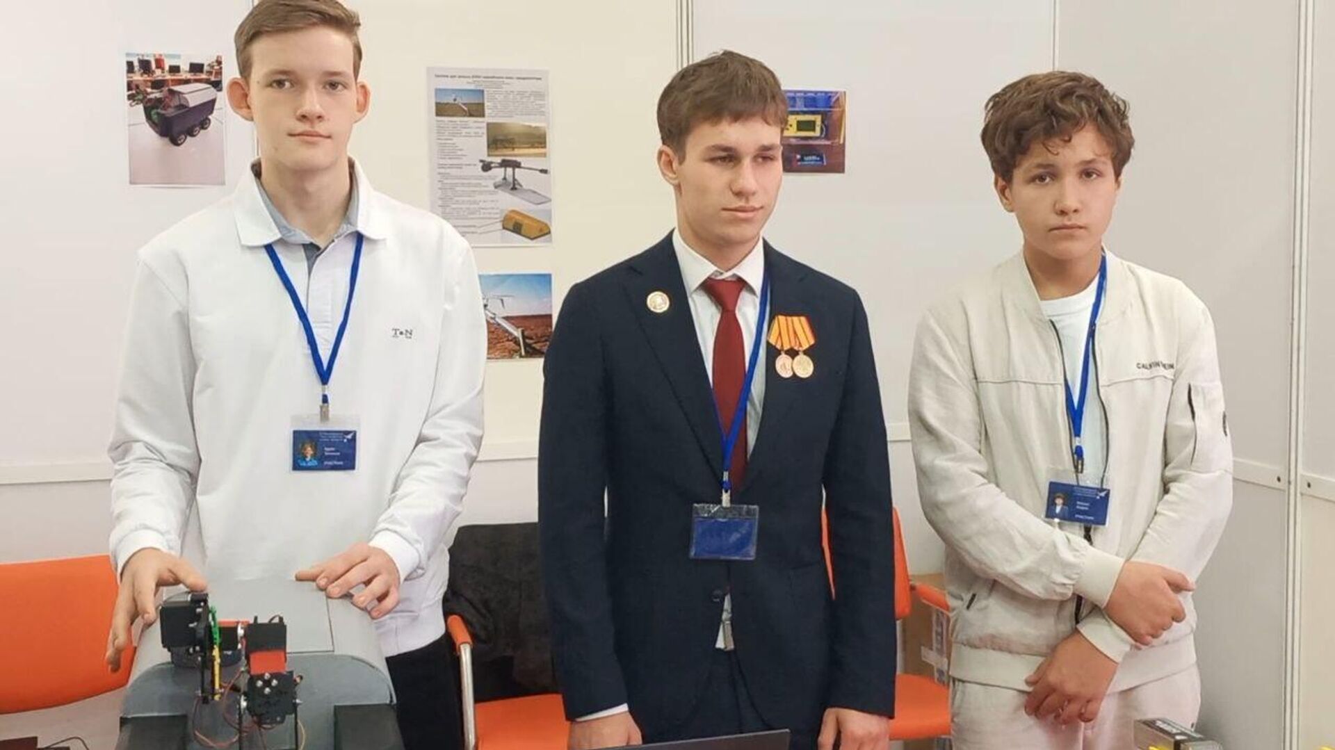 Артем Дунников с командой из Ростова-на-Дону Артем Дунников с командой из Ростова-на-Дону - РИА Новости, 1920, 25.09.2025