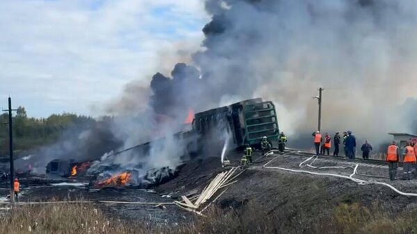 18 вагонов с бензином сошли с рельсов из-за столкновения грузовика с товарным поездом в Смоленской области
