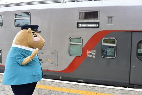 В Крыму встретили необычный поезд с проводником Таврибарой В Крыму встретили необычный поезд с проводником Таврибарой