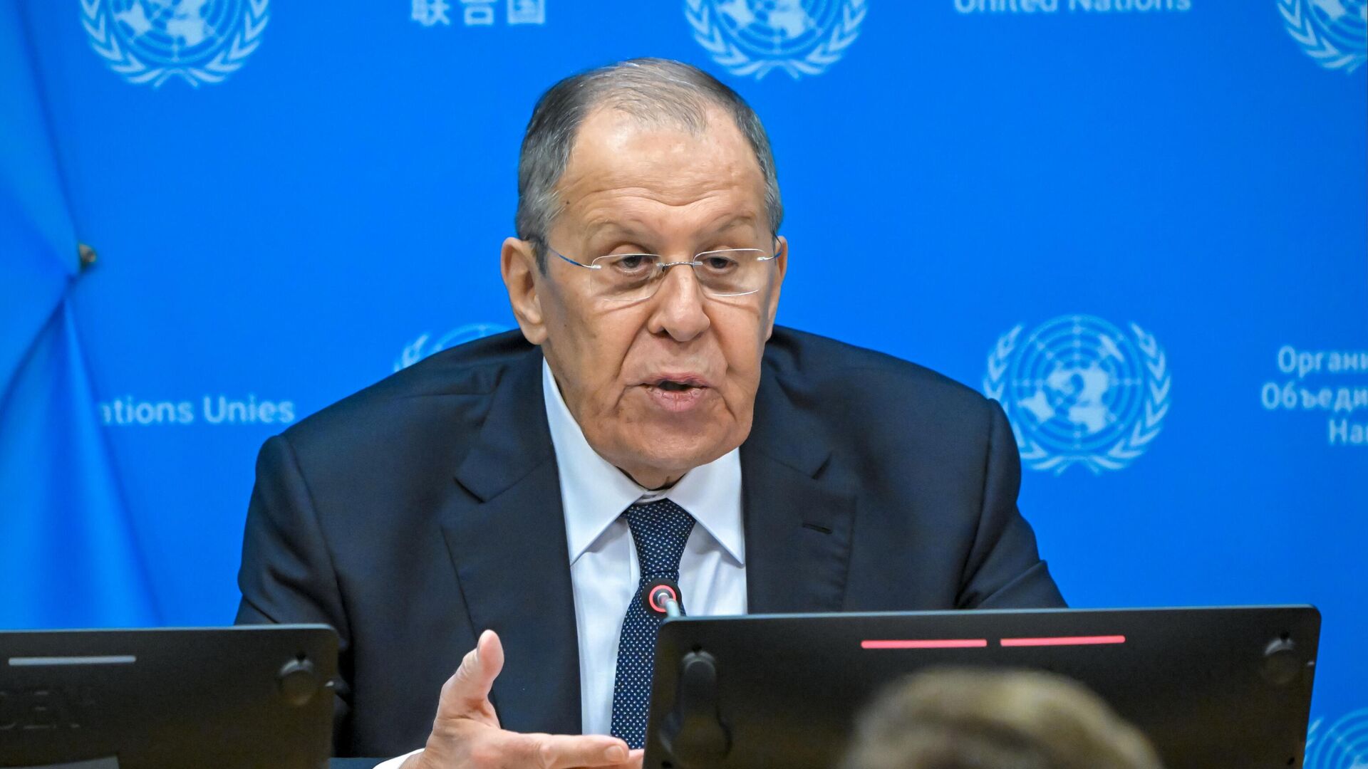 Министр иностранных дел РФ Сергей Лавров выступает на пресс-конференции после заседания в рамках недели высокого уровня 80-й сессии Генеральной Ассамблеи ООН в Нью-Йорке - РИА Новости, 1920, 27.09.2025