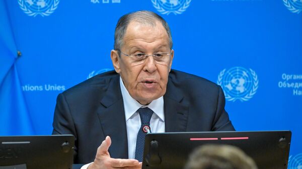 Министр иностранных дел РФ Сергей Лавров выступает на пресс-конференции после заседания в рамках недели высокого уровня 80-й сессии Генеральной Ассамблеи ООН в Нью-Йорке