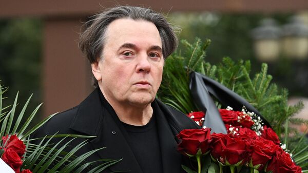 Генеральный директор Первого канала, продюсер Константин Эрнст перед церемонией прощания с режиссером и телеведущим Тиграном Кеосаяном