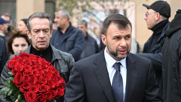 Художественный руководитель театра Современник и Театра Олега Табакова Владимир Машков и глава ДНР Денис Пушилин перед церемонией прощания с режиссером и телеведущим Тиграном Кеосаяном